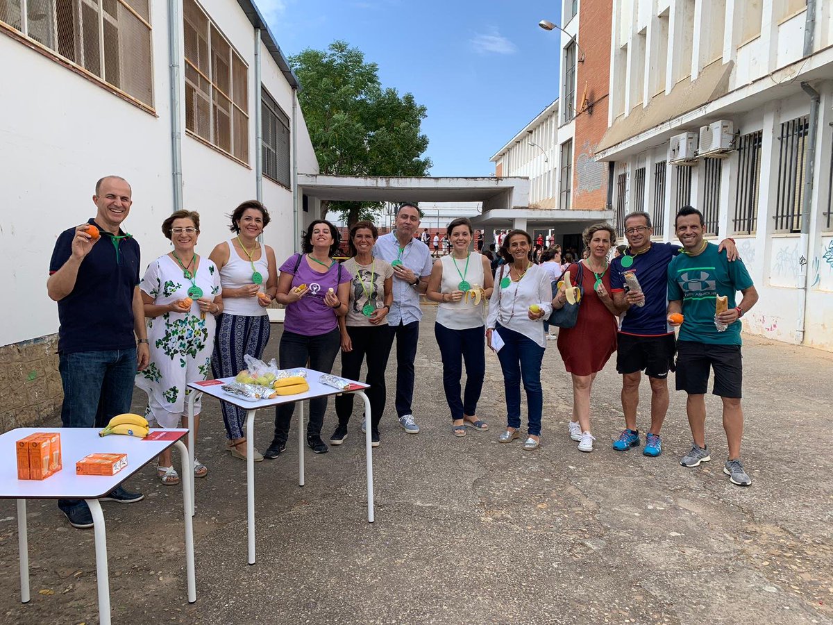 cprdemerida's tweet photo. #IESEmeritaAugusta organiza jornadas de bienvenida para alumnos 1º ESO.Talleres relacionados con deporte,teatro, arte,radio y TICs facilitarán la relación entre nuevos compañeros de clase y establecerán vínculos positivos desde el primer día. Enhorabuena. #cprmerida https://t.co/l2fQcOJIqq