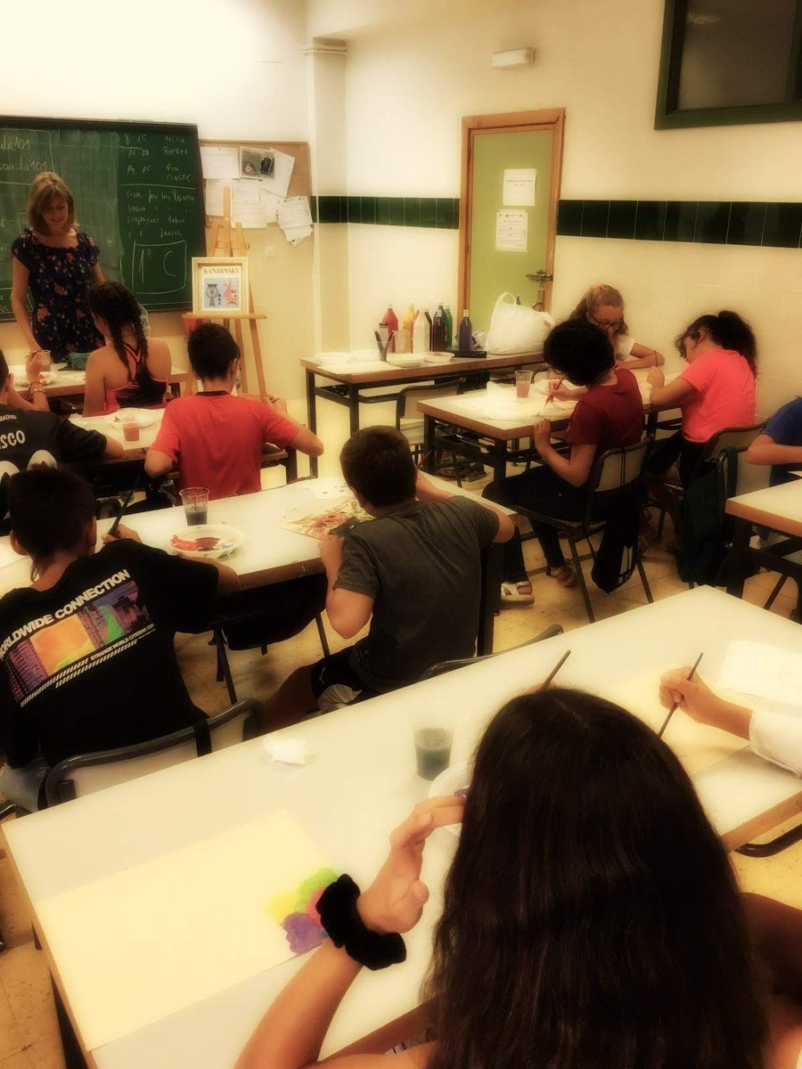 cprdemerida's tweet photo. #IESEmeritaAugusta organiza jornadas de bienvenida para alumnos 1º ESO.Talleres relacionados con deporte,teatro, arte,radio y TICs facilitarán la relación entre nuevos compañeros de clase y establecerán vínculos positivos desde el primer día. Enhorabuena. #cprmerida https://t.co/l2fQcOJIqq