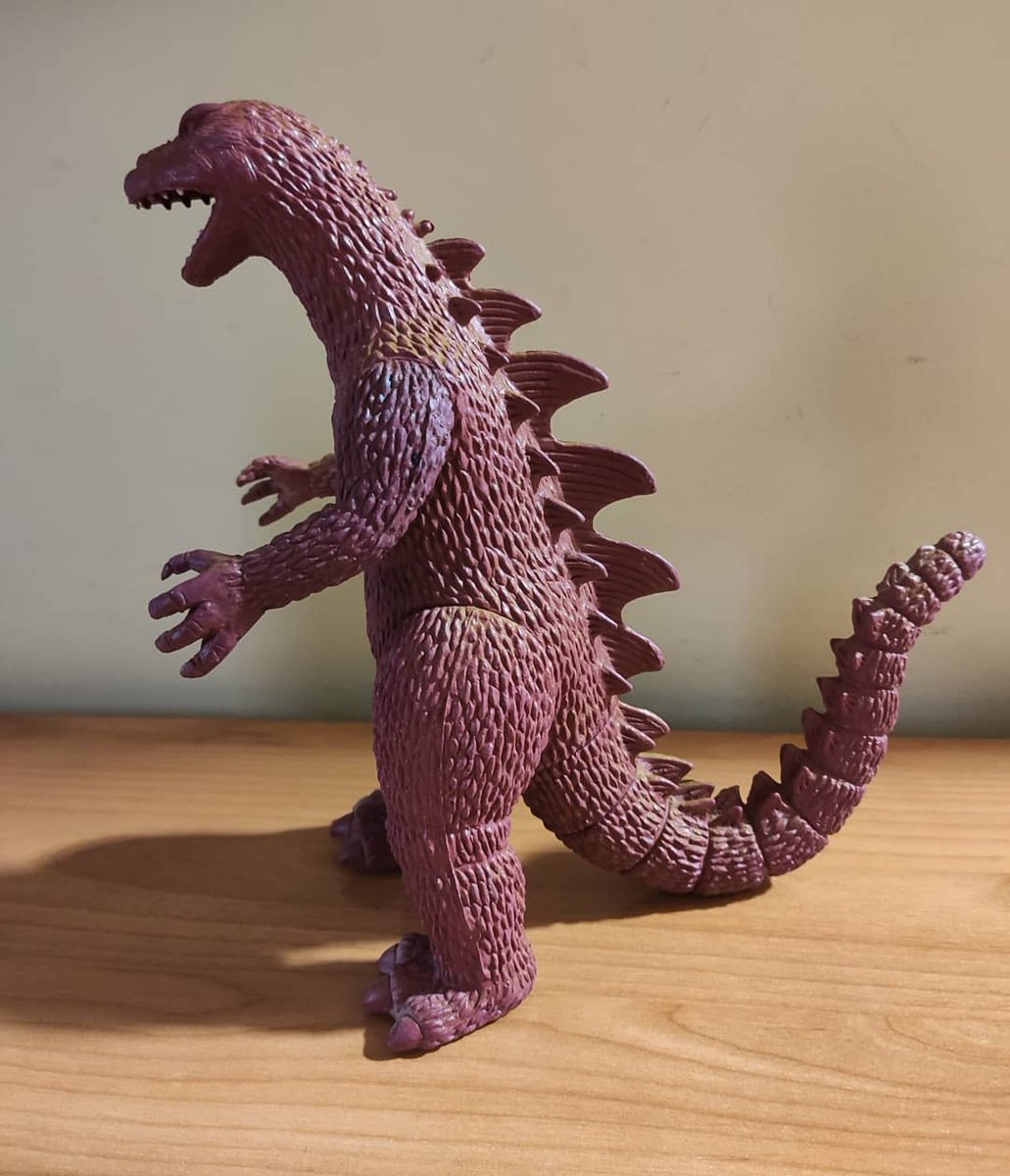 Yunamond's tweet photo. Ni 24 horas llevo en #Madrid que ya me he hecho con un nuevo #Godzilla para la colección. Siente el rugido también en vacaciones! #GodzillaFigure #GodzillaRetro #Retrozilla #Godzyle https://t.co/8mkwFU4JzC