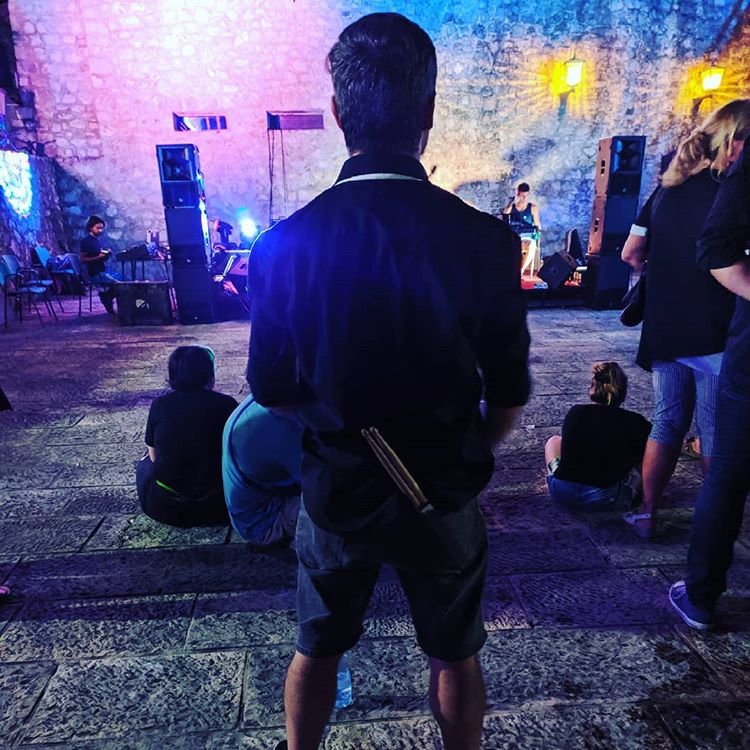 RodeoClownBand's tweet photo. Tony si prepara alla conquista del ForteMare di #hercegnovi all'#hercegnovistripfestival #montenegro 🇲🇪 #rock #rodeoclown #rodeoclownband #unsinkablesam #ukepunk #ukulelepunk #ukepunkrock #ukulele #uke #surf #skatepunk #sardinia #surfpunkrock #surfmusic #sassari https://t.co/SltfgJDByK