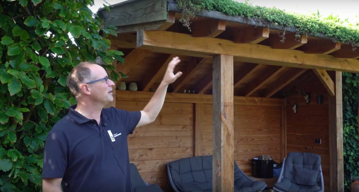 Slim omgaan met water. Bas Worm, adviseur watersysteem, laat zien hoe dat 'in het groot' te werk gaat en 'in het klein', bij hem in de tuin. Veel tegels er uit. Een regenton, vijver en een vegetatiedak erin. #slimmetwater #klimaat 
vechtstromen.nl/actueel/nieuws…