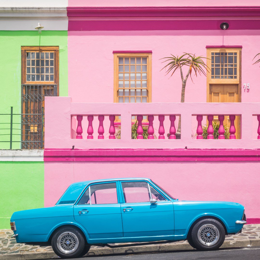All the pretty colours of Bo-Kaap, a suburb near the centre of Cape Town... #rockingtheroute #pangeatrails #feelourfreedom #travelyoung #rocktheroute #bokaap #capetown #southafrica