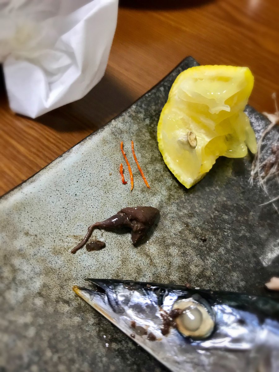 りこぴん 秋刀魚食べてるとよく出てくるこのオレンジの 寄生虫だと知ってから神経質になってしまった あと今日は内臓からなんかちっちゃなエイリアンみたいなのでてきた