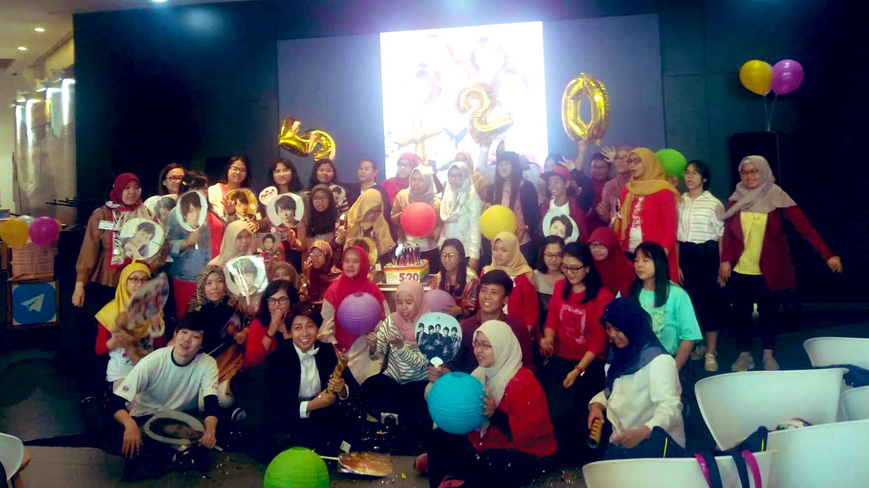 Genki そこらへん元気 インドネシア在住 Pa Twitter インドネシアの嵐のファンクラブ I No Arashi の皆さんと嵐周年をお祝いしましたー 5 のチケットはハズレてしまい行けませんが Dvd出たらインドネシアのみんなと鑑賞会したいですね ちなみにこの