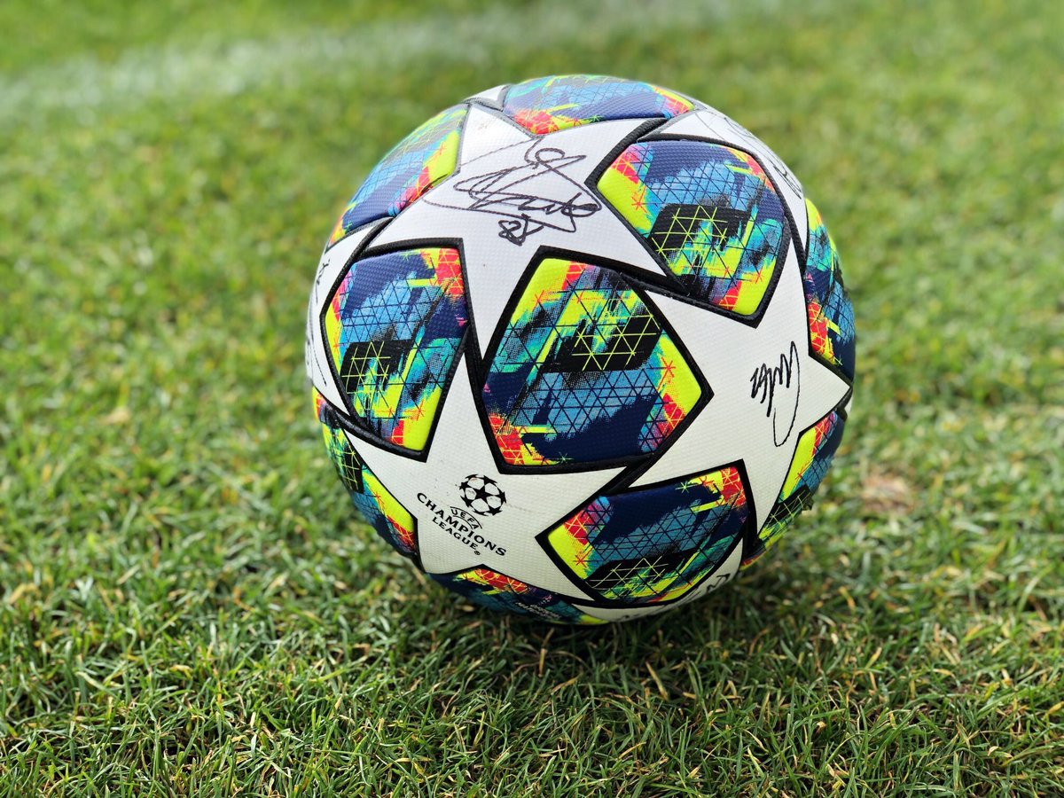 Club steunt #TeamPia.
SMS PIA naar 4666, reageer hieronder met #ClubSteuntPia, deel ons bericht en maak kans op deze exclusieve &amp; door onze spelers gesigneerde Champions League bal! 🌟#NoHeartNoGlory