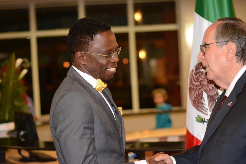 ErasmoMartinezM's tweet photo. Celebración del 209o. Aniversario de la Independencia de México en la @EmbaMexKen junto al viceministro de Relaciones Exteriores, Ababu Namwamba, inauguré la exposición “Tonalidades de la Naturaleza” de la mexicana Margarita Morales brindamos por la prosperidad de Kenya y México. https://t.co/7jYtedKHkE