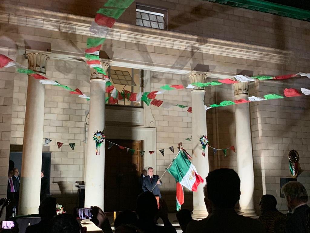 ErasmoMartinezM's tweet photo. Celebración del 209o. Aniversario de la Independencia de México en la @EmbaMexKen junto al viceministro de Relaciones Exteriores, Ababu Namwamba, inauguré la exposición “Tonalidades de la Naturaleza” de la mexicana Margarita Morales brindamos por la prosperidad de Kenya y México. https://t.co/7jYtedKHkE