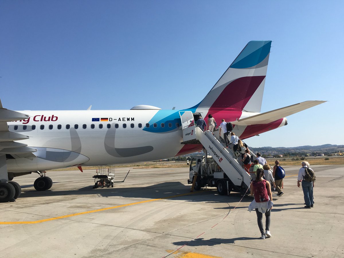 samsaunders955's tweet photo. Heading home today after a sunny season in Greece... Now got one week off before starting rehearsals for @Thursford!!! #excited #thegeesearegettingPHAT https://t.co/22kA1LXtuW