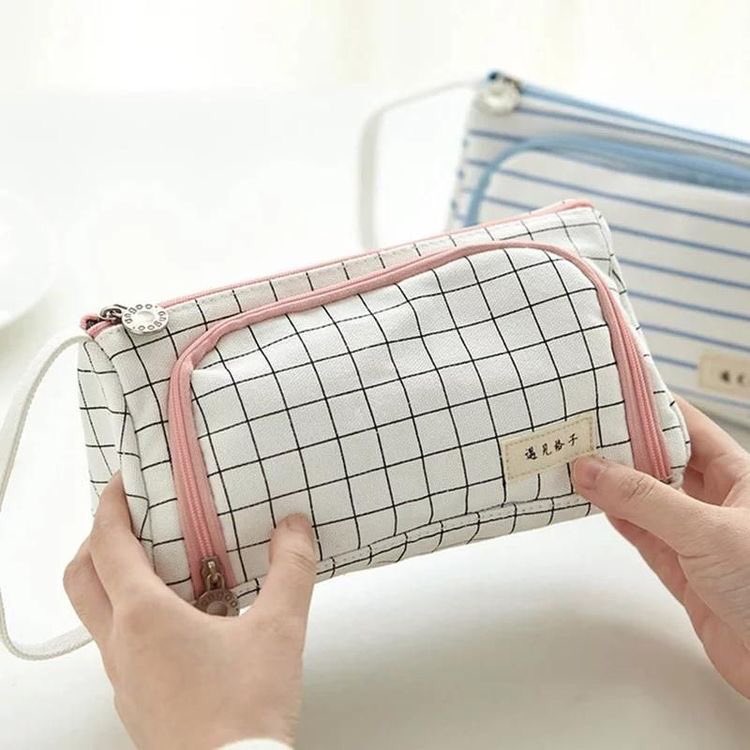 bluevibes4's tweet image. w h a t     y o u    s h o u l d    c a r r y     
i n     y o u r    s c h o o l    b a g