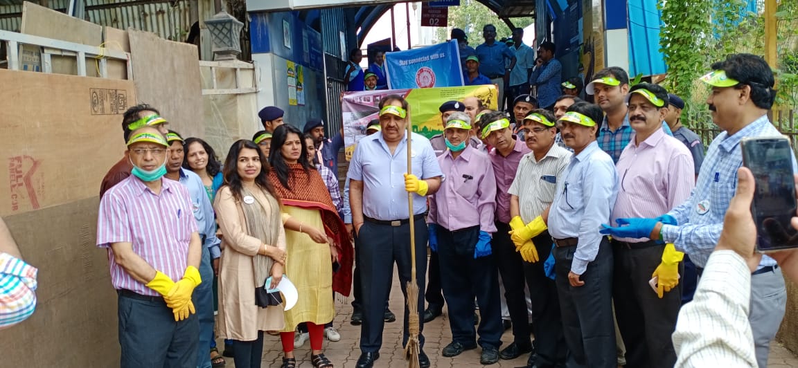 WesternRly's tweet photo. Massive cleanliness drive was organized at Marine Lines Stn by about 50 officers/staff/Scoutes &amp; Guides led by Shri Sanjay Suri, Prin. Chief Personnel Officer including awareness for #SwachhBharat, distribution of cloth bags, etc. 6 large bags of garbage was collected. @PMOIndia https://t.co/StXaro1FPx