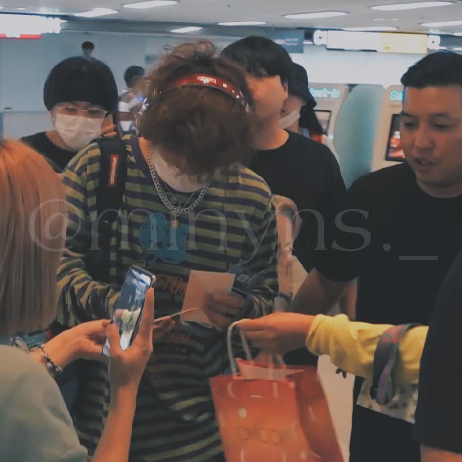 Minyns2's tweet photo. 공항✈️📷 (IKON) 
IG :@ Minyns._
#iKON #ikonicselcaday https://t.co/eZ9s9ZpjVB