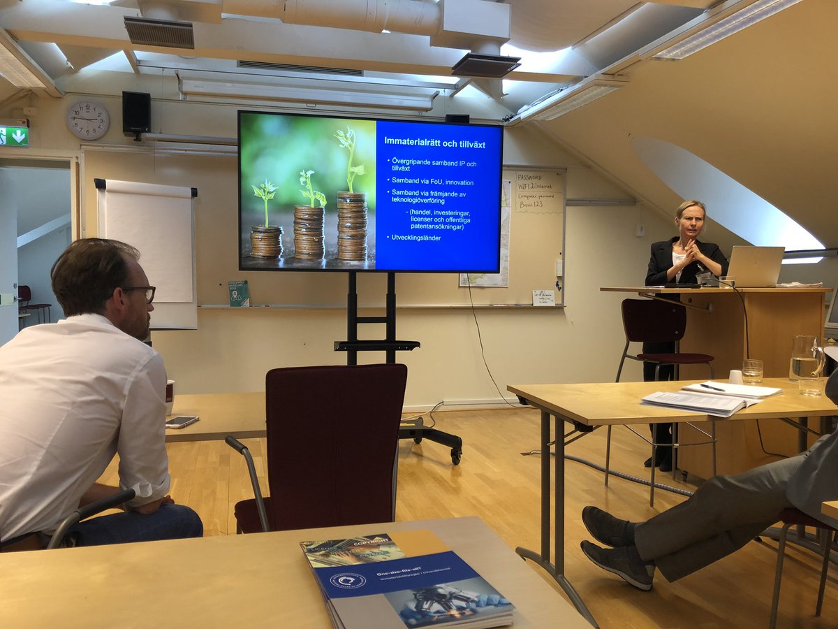 Peter Strömbäck (@peters_gd_prv) on Twitter photo Tack Anna Egardt från <a href="/Kommerskoll/">Kommerskollegium</a> för bra presentation av och diskussion kring rapporten ”One-size-fits-all?” Immaterialrättsregler i frihandelsavtal. Högaktuellt tema i dessa tider. Tack Anna Egardt från <a href="/Kommerskoll/">Kommerskollegium</a> för bra presentation av och diskussion kring rapporten ”One-size-fits-all?” Immaterialrättsregler i frihandelsavtal. Högaktuellt tema i dessa tider.
