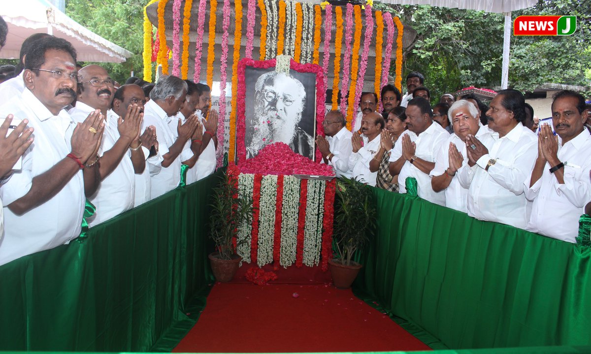 NewsJTamil's tweet photo. தந்தை பெரியாரின் திருவுருவ படத்திற்கு முதல்வர், துணை முதல்வர் மற்றும் அமைச்சர்கள் மலர் தூவி மரியாதை
#NewsJ #HBDPeriyar141 #FatherOfTamilNation https://t.co/5EouLkJcXj