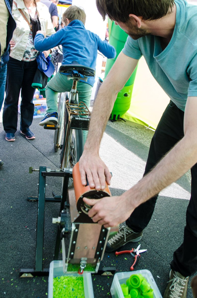 OPlasticsLab's tweet photo. We are really excited to have the #DIY-#Recycling station Kunststoffschmiede with us in #Brussels. You can bring your own plastic waste and create something new out of it. #RiDaysEU #oceanplasticslab #BeatPlasticPollution #upcycling https://t.co/daCamJrcys