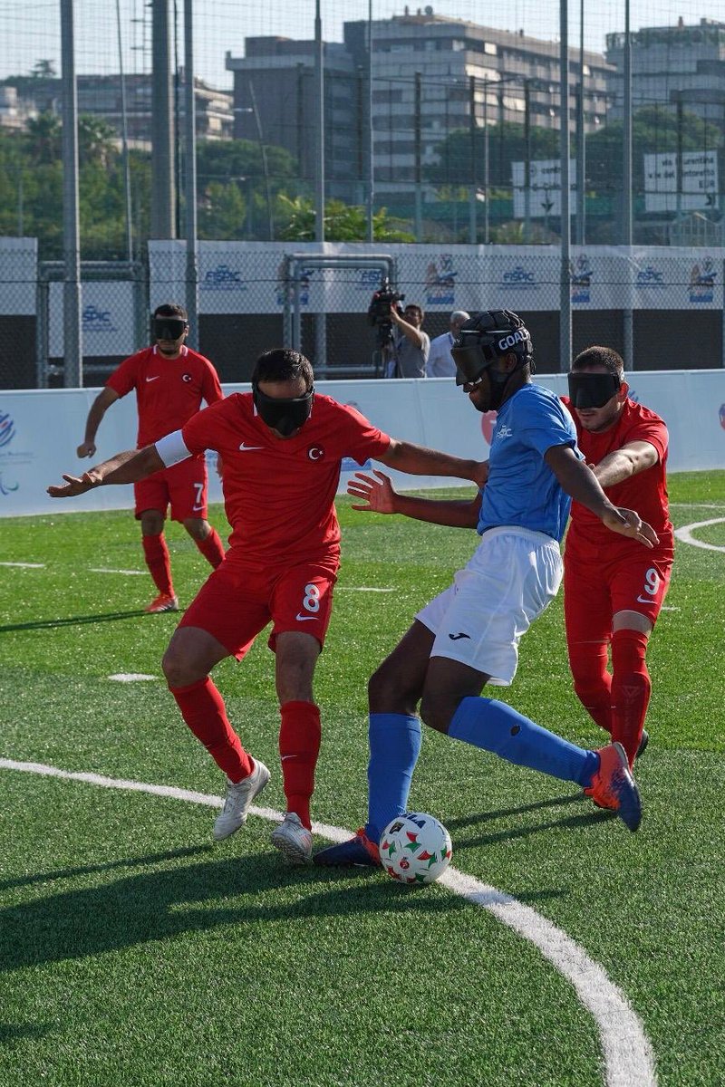 Il match inaugurale degli Europei di Calcio a 5 B1 <a href="/IBSAB1Football/">IBSA Blind Football</a> si è chiuso con un pareggio fra Italia 🇮🇹 e Turchia 🇹🇷 Azzurri in vantaggio con la rete di Paul Iyobo. Pareggio della Turchia con Ozul. Nel finale il portiere italiano salva il risultato parando un rigore.