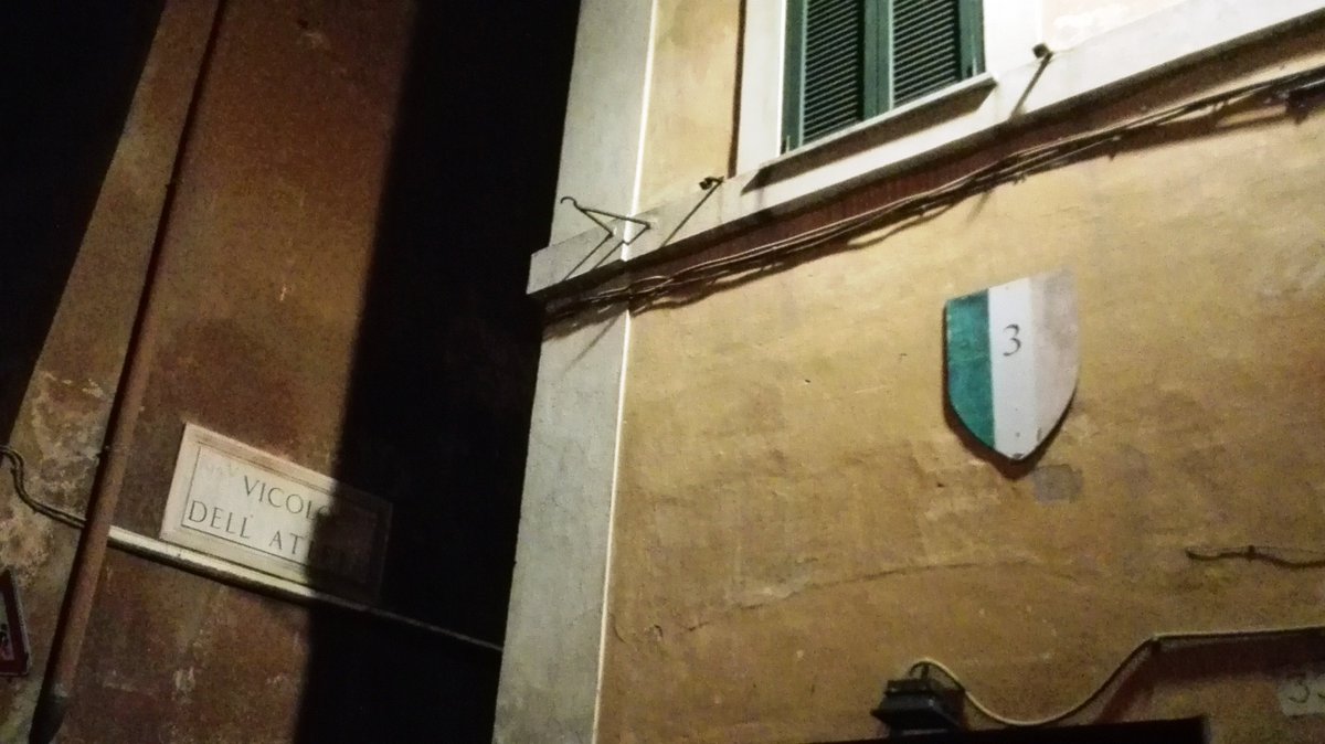 RomaGIF's tweet photo. Ricordi del 2001🇮🇹 a #Trastevere, tra vicolo dell'Atleta e via dei Genovesi... 💛❤️ #ASRoma #scudetto #Roma https://t.co/ebRpPixnGU