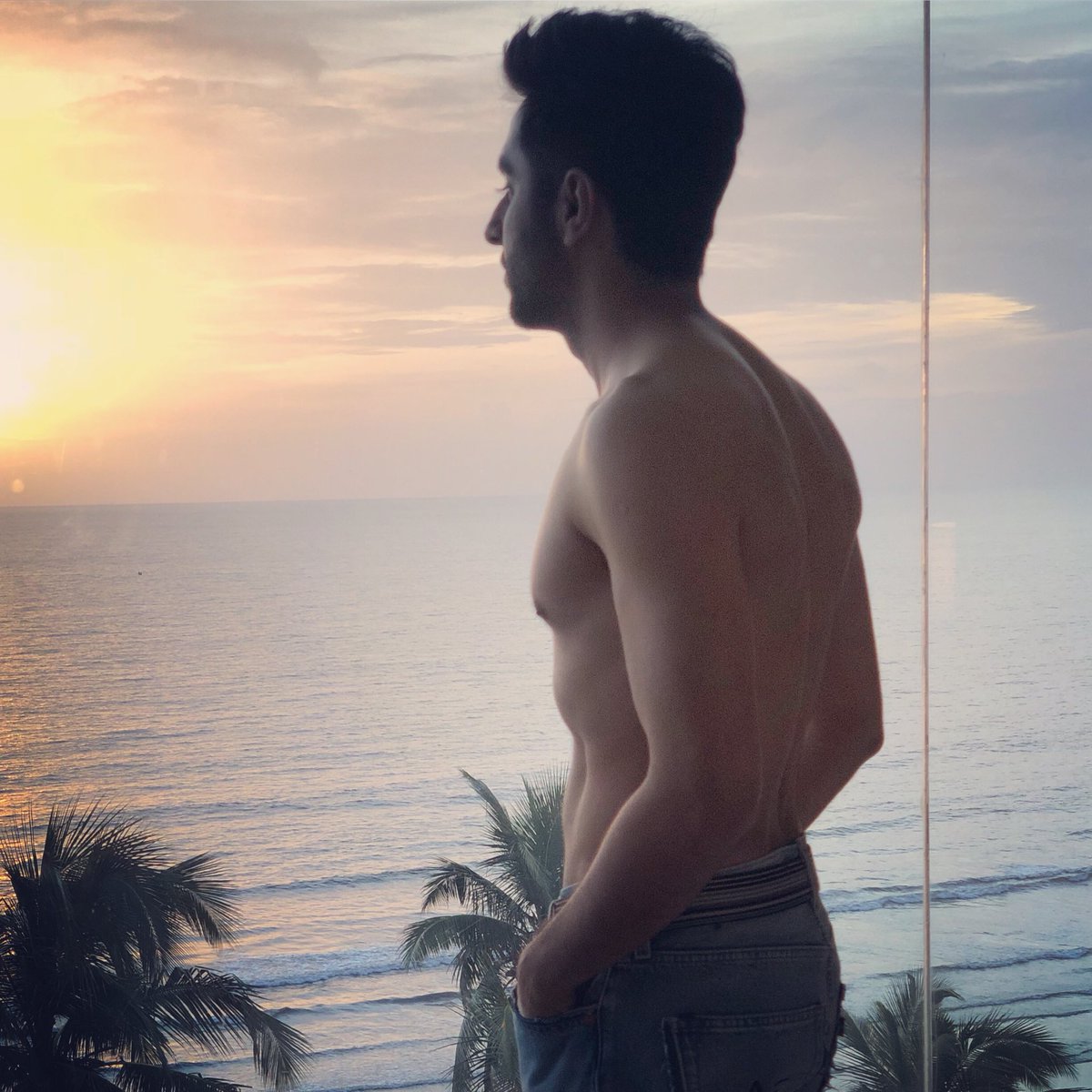 अज्ञात से सवाल का 
अज्ञात सा जवाब है 
अज्ञात सी मेरी नींद में
अज्ञात सा इक ख़्वाब है 
अज्ञात से महासागर में 
अज्ञात सा ही आब है 
मेरी हैसियत कुछ भी नहीं 
कोई अज्ञात ही लाजवाब है।

-आयुष्मान