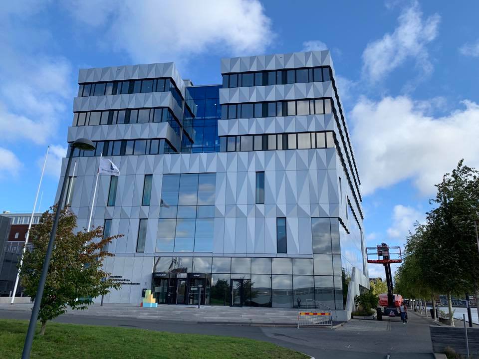 SolarGardEU's tweet image. Stunning #DX 20 project by our #SolarGardPartner  #Mälarfilm malarfilm.se
⭐️⭐️⭐️⭐️⭐️

Problem: Solar heat and glare
Solution: Solar Gard Sentinel DX20, 500sqm

Interested in DX☀️?
Ask us about our new exterior window film series!
solargard.eu
