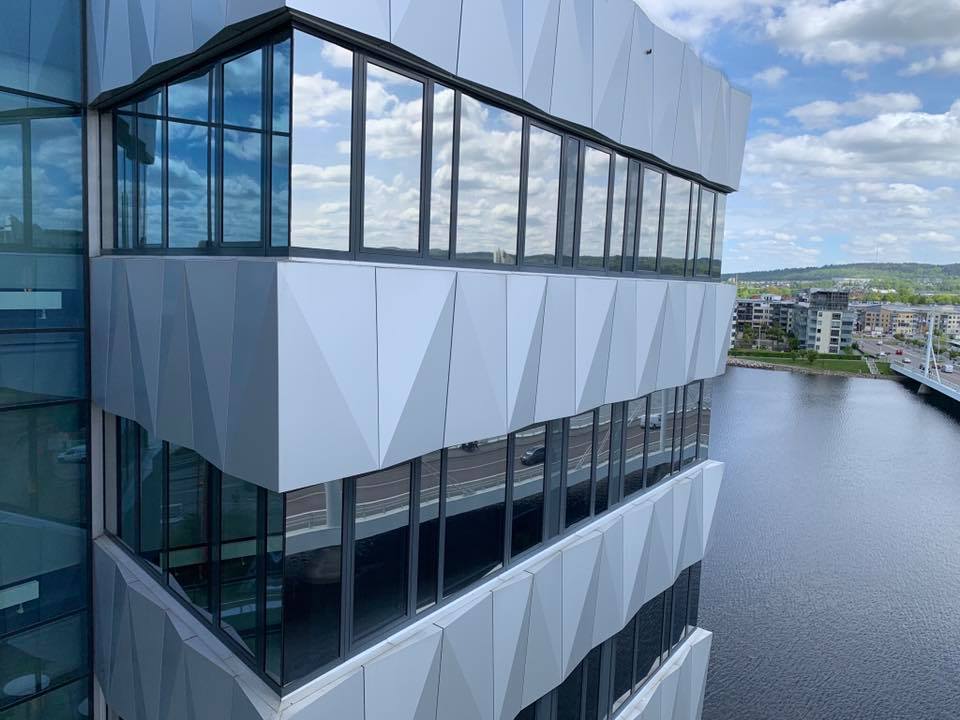 SolarGardEU's tweet image. Stunning #DX 20 project by our #SolarGardPartner  #Mälarfilm malarfilm.se
⭐️⭐️⭐️⭐️⭐️

Problem: Solar heat and glare
Solution: Solar Gard Sentinel DX20, 500sqm

Interested in DX☀️?
Ask us about our new exterior window film series!
solargard.eu