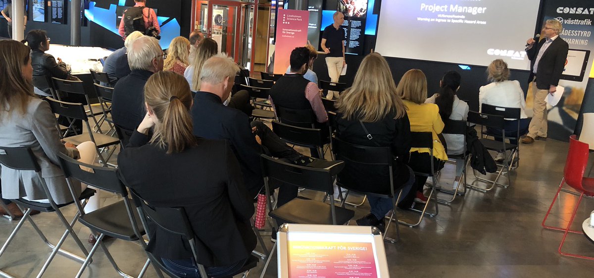 Lindholmen's tweet photo. Just nu #lindhomenOpenDay lanserar @vasttrafik & #Consat ett helt nytt och unikt #geofencesystem som skall öka #säkerheten genom att varna förare från att åka in i områden där aktuell buss tex riskerar att kollidera med viadukter, broar eller annan #infrastruktur. https://t.co/CjaaeBT2nY