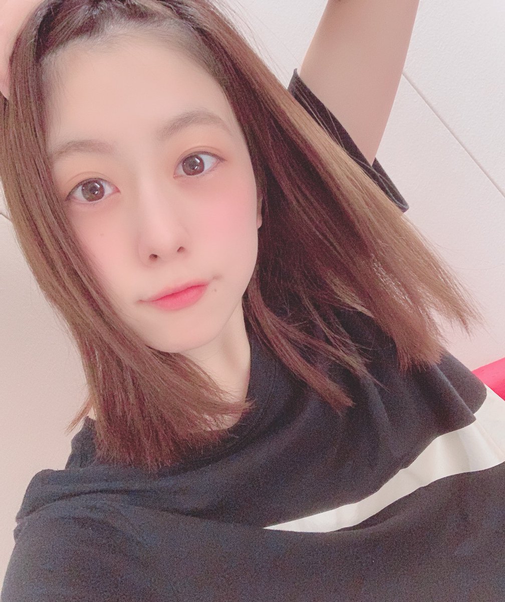 柳原 かなこ 前髪伸びたから上げてみたた 運動する時めっちゃ楽やん٩ ᐛ و って思ってたらもうすぐ前髪切るんだったと思い出した ばっさりいってきます