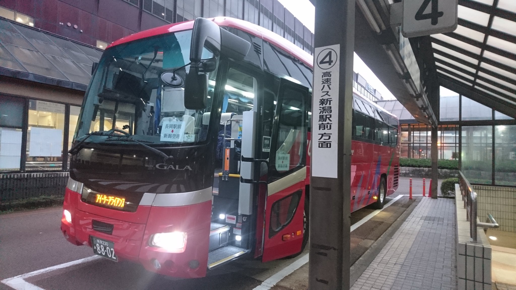 新潟空港 On Twitter 長岡駅 空港まで 早朝高速バス 運行中 Https T Co Uayxbfojei 朝発の新千歳 伊丹 福岡便に接続 楽しめる時間が広がります 新潟空港 高速バス 長岡 長岡駅 長岡高速バス