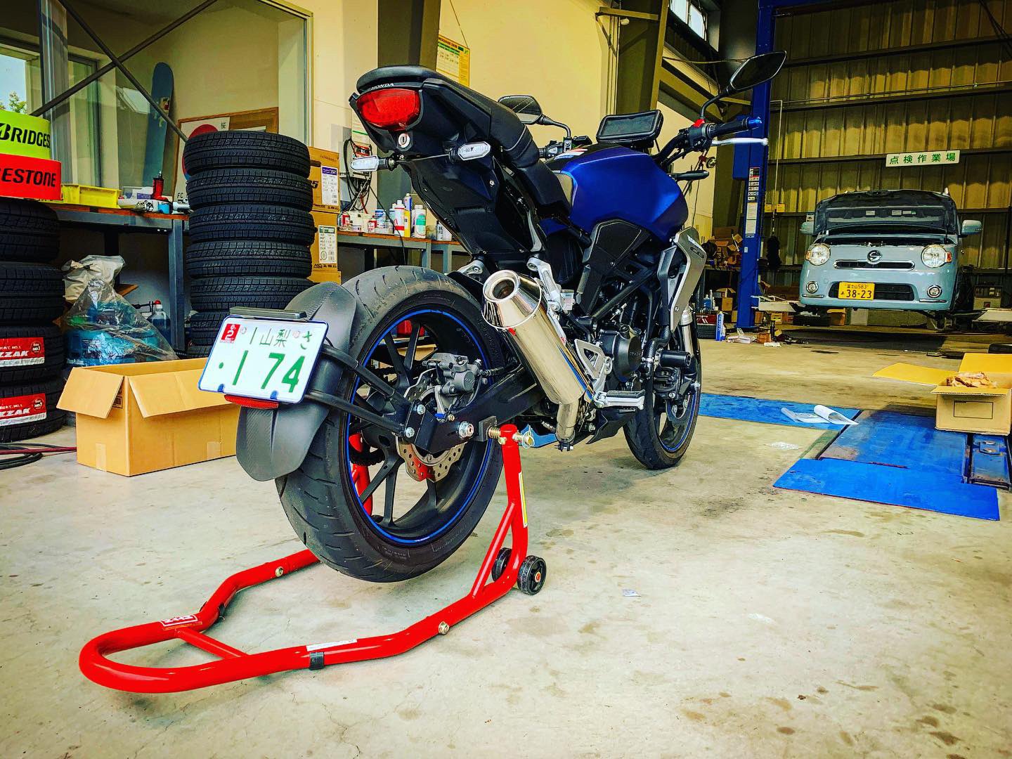 Ayumu76 人と同じじゃつまらない だから 大きく変えてみることにした ホンダ Honda バイク Motorcycle Cb250r フェンダーレス バイクカスタム マフラー交換 モリワキ カウル交換 マッドパールアジャイルブルー バーエンド交換 最高