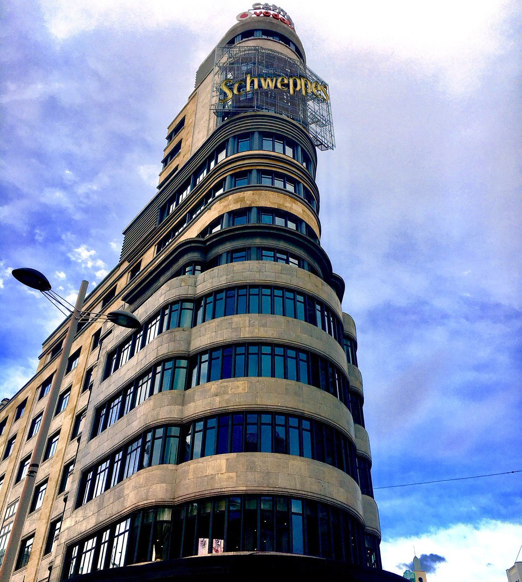 ¡Dichosos los ojos! Cada vez son más los emblemas de Madrid sueltos por la calle… ¿Cuál es vuestro preferido? . . .