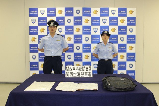 カスタム君 Twitterissa 大阪税関関西空港税関支署は ベトナムからの台湾人旅客が密輸入しようとした覚醒剤を発見したワン 覚醒剤はリュックサック仕切り部分に隠されていたけど 水際で食い止めたよ 不正薬物の密輸は絶対に見逃さないワン T Co カスタム君 Twitterissa 大阪税関関西空港税関支署は ベトナムからの台湾人旅客が密輸入しようとした覚醒剤を発見したワン 覚醒剤はリュックサック仕切り部分に隠されていたけど 水際で食い止めたよ 不正薬物の密輸は絶対に見逃さないワン T Co