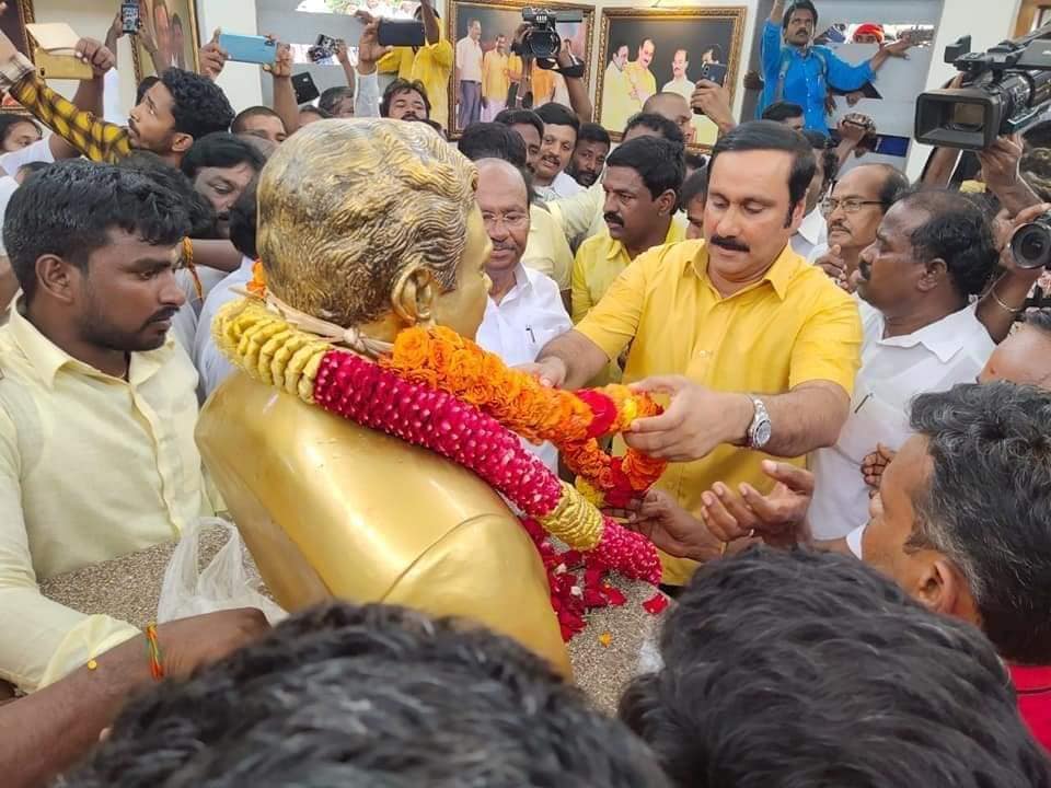 Sundararajank8's tweet photo. அரியலூர் மாவட்டம் காடுவெட்டியில் அமைக்கப்பட்டுள்ள  மாவீரன் ஜெ.குருவின் நினைவு மணிபண்டபத்தை இன்று மருத்துவர் அய்யா அவர்கள் திறந்து வைத்தார்.
மாவீரனின் மார்பளவு சிலைக்கு மாலை அணிவித்து மரியாதை செலுத்தினார்.
இடஒதுக்கீட்டு போராட்டத்தில் உயிர்த்தியாகம் செய்தோறுக்கும் மரியாதை செய்தார். https://t.co/1o4yUyC5rm