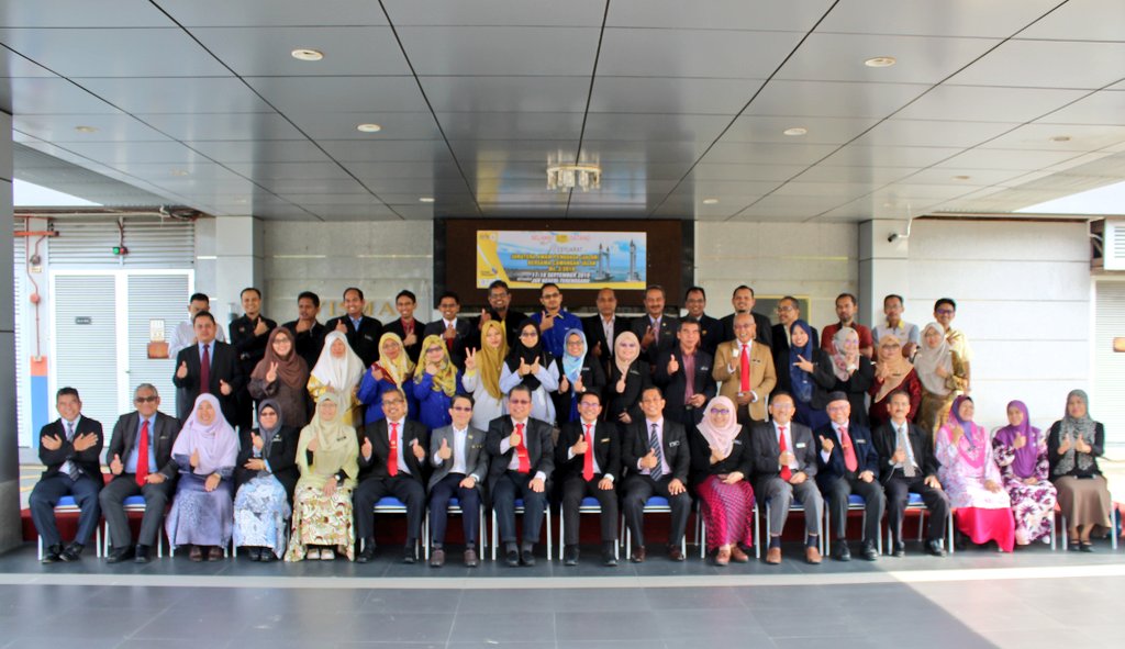 Selamat Datang kpd Pengarah Kanan <a href="/RuslanAbdAziz/">Ir Ruslan Abdul Aziz</a> <a href="/CawJalanJKR/">Cawangan Jalan JKR Malaysia</a> <a href="/JKRMalaysia/">JKR Malaysia</a> &amp; Pegawai2 ke <a href="/bhgjalan_jkrtrg/">BAHAGIAN JALAN JKR TERENGGANU</a> bagi menghadiri Mesyuarat Jurutera Awam Penguasa Kanan (Jalan) Bersama Cawangan Jalan Bil.2/2019 pd 17 &amp; 18 Sept 2019 di JKR Terengganu. 
@kpkrjkr <a href="/yusufghani200/">تذكرة</a> <a href="/Suhaimi1800/">sbm</a>