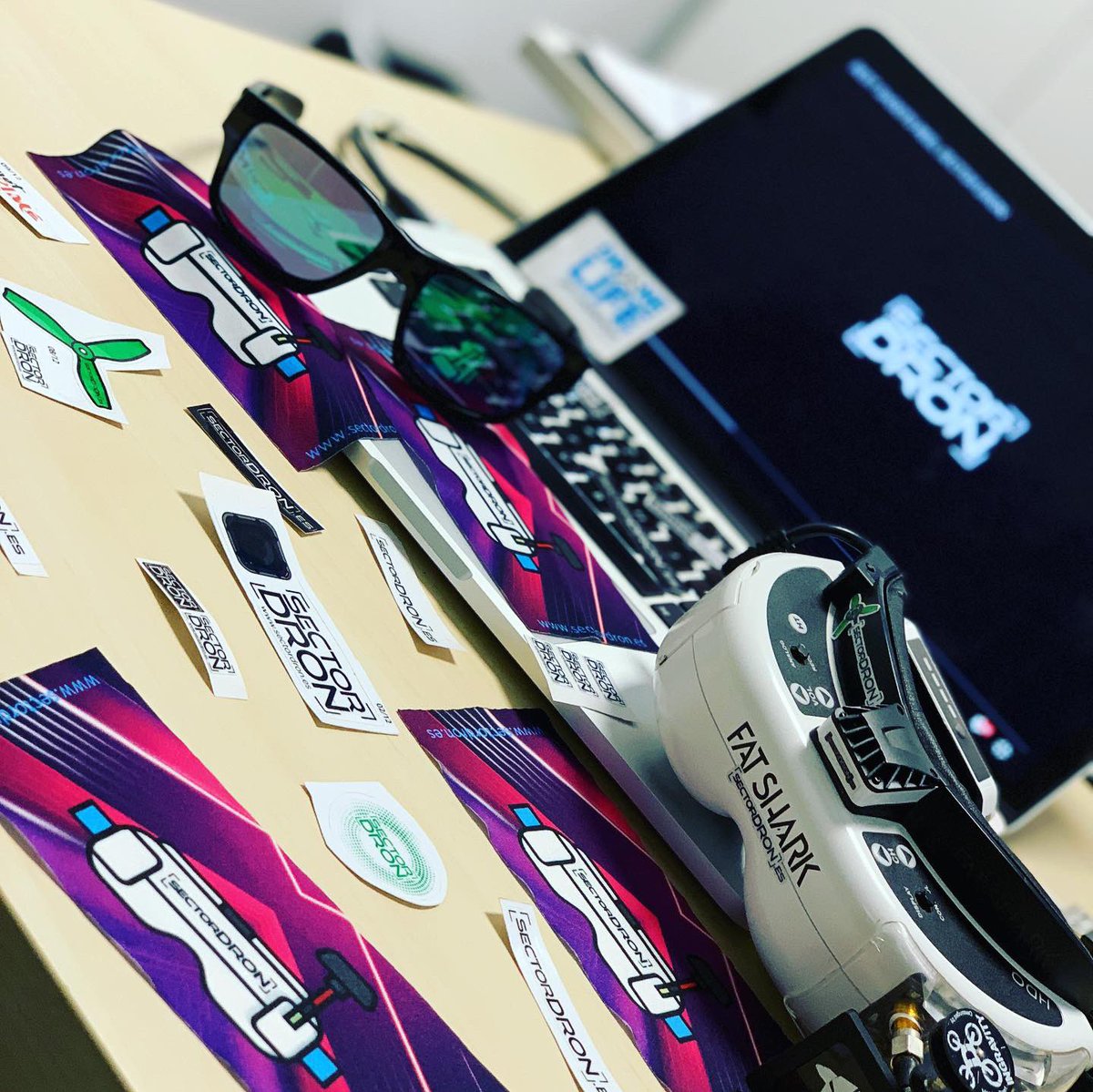 SectorDron's tweet photo. ¿Quieres la gamuza de moda para tus gafas? Escríbenos algo bonito en google, instagram, Facebook, tweter, LinkedIn, correo, WhatsApp, messenger, sms, señales de humo... los más originales se la llevarán GRATIS. #sectordron https://t.co/je8XSTq73M