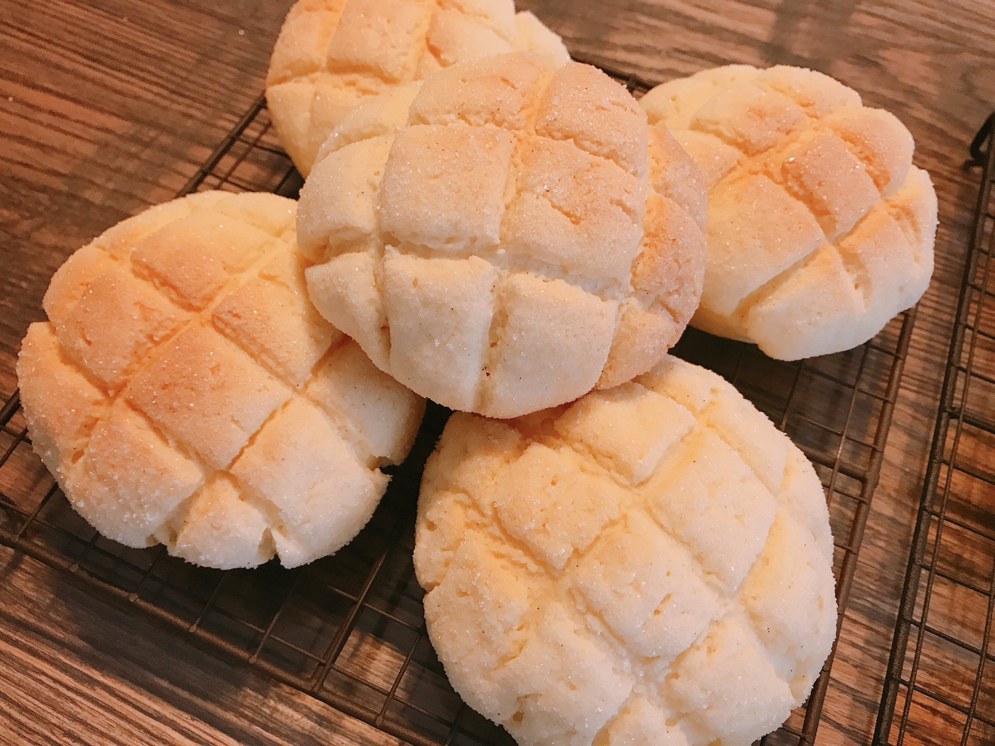 Aoihanann だいすきごはん Pa Twitter 先日作った ミニメロンパン たち 簡単だし 材料もそんなにいらないから また作ろう ザクザクなクッキー生地がいい感じに出来ました 手ごねパン メロンパン クッキー生地 ミニメロンパン