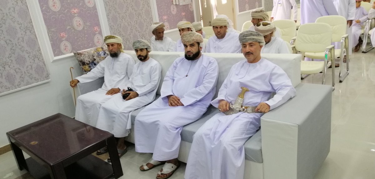 YuGm5XlTZ3zR6mh's tweet photo. قافلة #كلنا_عمان تزور مدرسة #حمراء_الدروع_للتعليم_الاساسي بحضور الشيخ / حمد بن سلطان البوسعيدي نائب والي عبري بنيابة حمراء الدروع وأولياء أمور الطلبة بالنيابة . https://t.co/CIbct13hwu