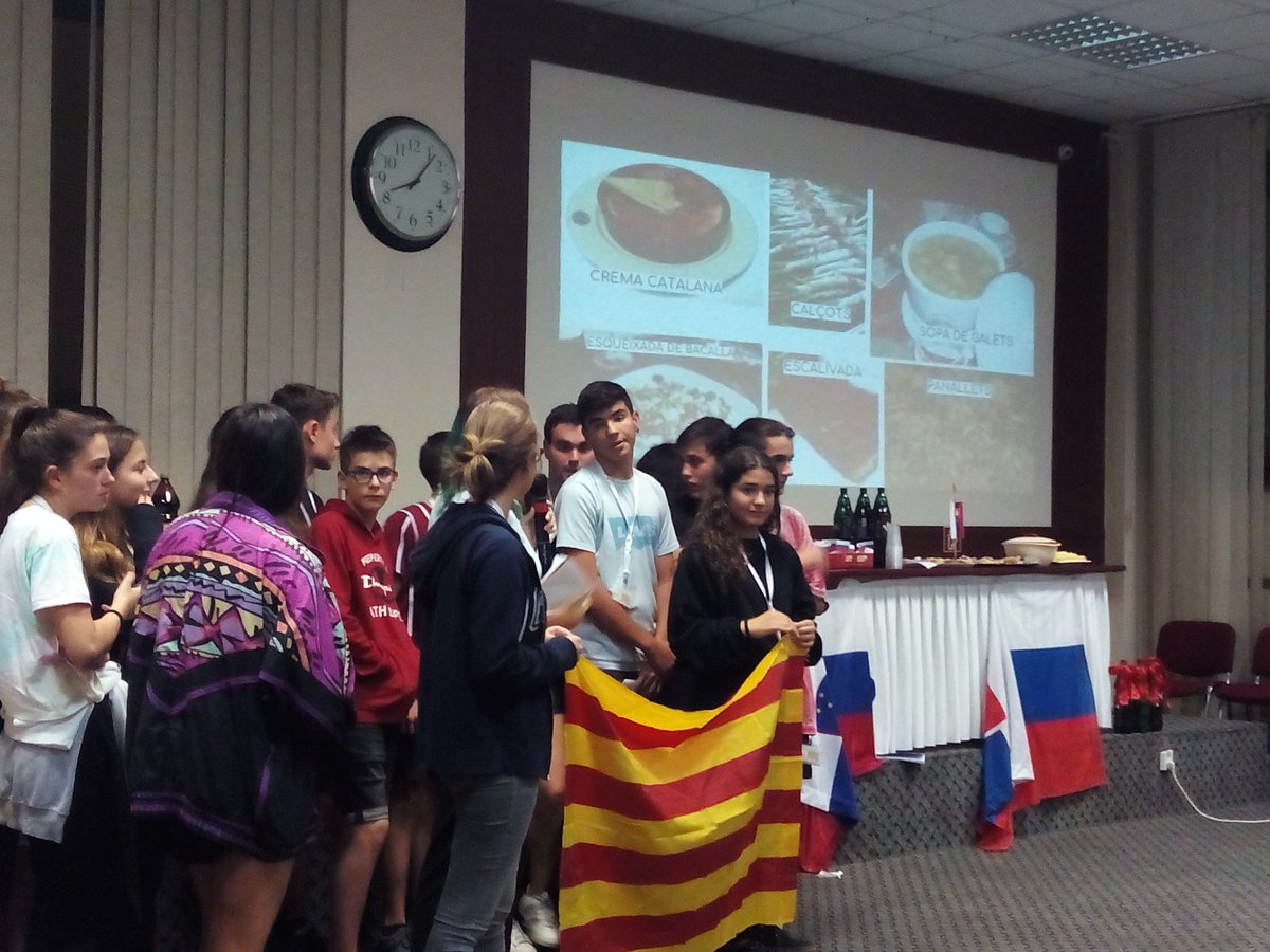 patriciammateo's tweet photo. Alumnes de l'@insjoanbrossa presentant el seu país a #internationalvillage #languagecamp #internationalisation https://t.co/x4GLk58vkZ