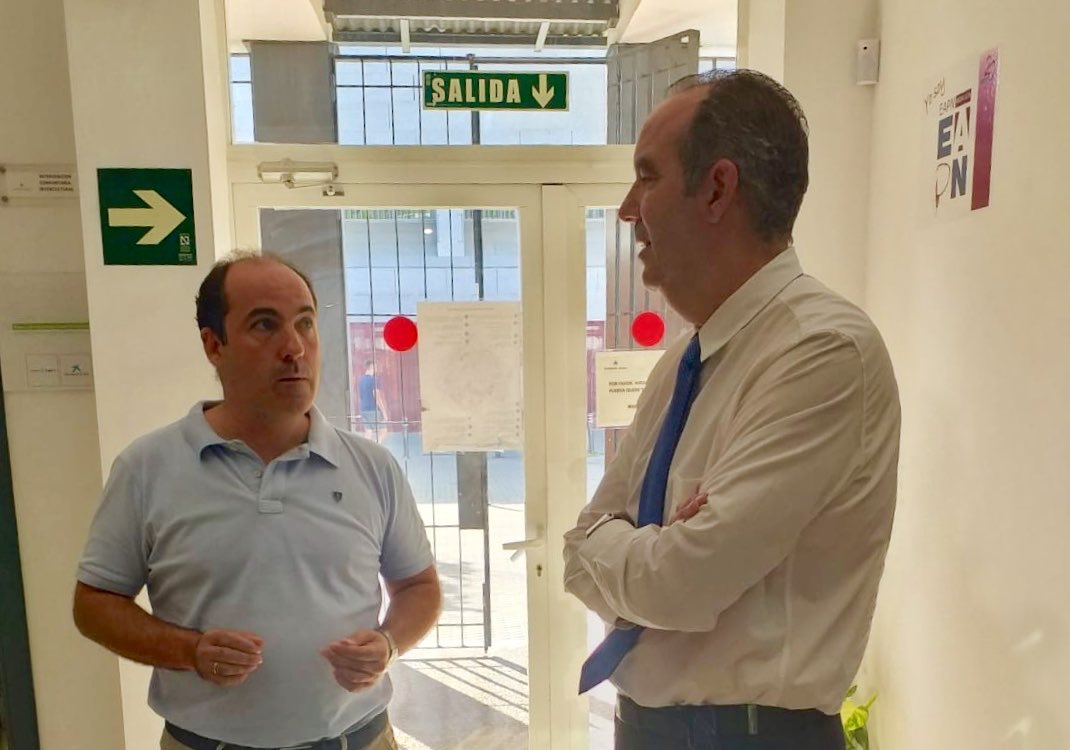 poligono_sur's tweet photo. Visita del comisionado @jaimebretonbesn a las vecinas instalaciones de la Fundación Atenea, responsable de varios programas de atención a la población más desfavorecida de Polígono Sur https://t.co/YmfrCucCQR
