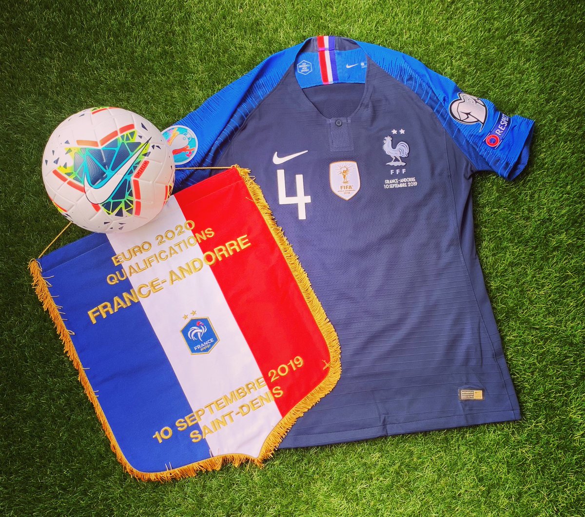 ildelima6's tweet photo. Dies que quedaran per sempre en el record...⚽️🇦🇩🔝🤩 #125caps #andorra #france #stadefrance #paris #matchworn #gameusedball #pennant #andorrafootballmuseum #roadtorecord #guinnessworldrecord #varane https://t.co/LqY4ZnRips