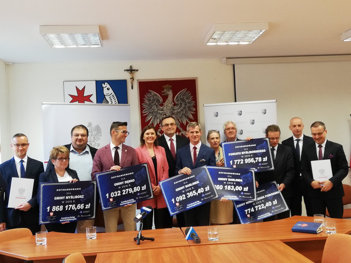 zuw_szczecin's tweet photo. 6,9 mln zł rządowego wsparcia w ramach #FDS na remonty dróg w powiecie myśliborskim i gminach: #Mysliborz #Debno #Barlinek #NowogrodekPomorski. Wojewoda @tomaszhinc podpisał umowy w obecności posłów @mucha_rm i @K_Zaremba_ https://t.co/Pcq5SRJnuc