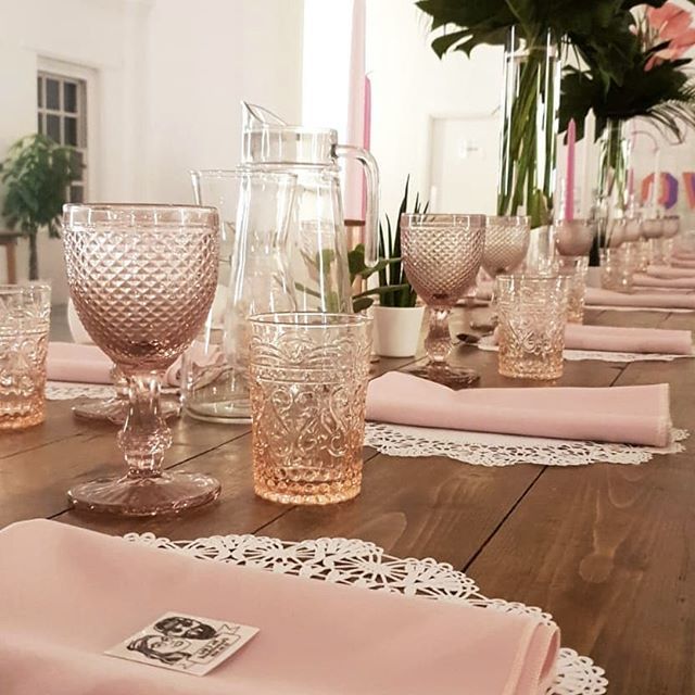 The Blush napkins looked great with glassware from @classiccrockery #blushnapkins #blushwedding #rusticstyling #vintagewedding #rusticweddinghire #onetable #weddinginspiration #weddingideas