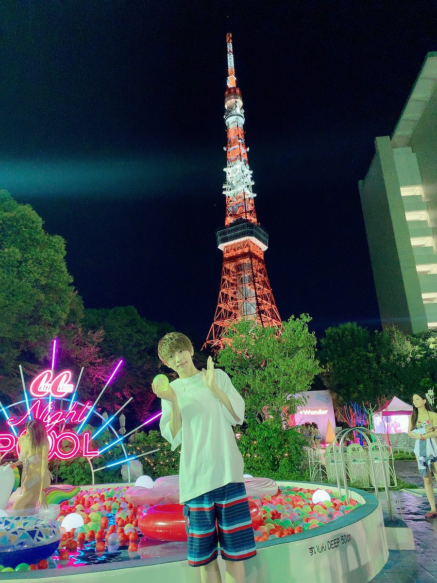 天野眞隆 ナオピー 撮影でだけど 人生初のナイトプール Cancamナイトプール インスタ映え地感が凄かった笑 撮影中に商品の自撮り棒でほのかさんと撮ったやつも