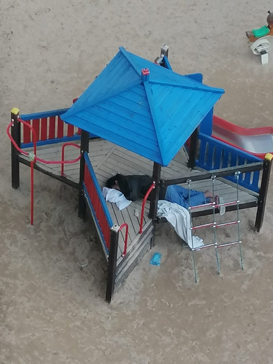 OSedanoMartinez's tweet photo. Corrijo una información: los de parques y jardines que cierran la puerta dan parte cada día al @bcn_ajuntament indicando que la puerta no funciona y se mete gente incívica o con problemas de alcoholismo y drogadicción, y no hay manera... mirad el panorama... @helpers https://t.co/y3D34JqJlB