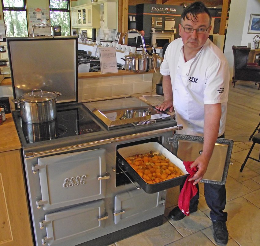 Rangemoors's tweet photo. Showcasing the amazing benefits of cooking with an ESSE ELX. Dan of @ESSE1854 is cooking up some delicious treats - just in time for dinner👌. #esse #essecookers #rangecooking #deliciousfood https://t.co/HY98shlYw0