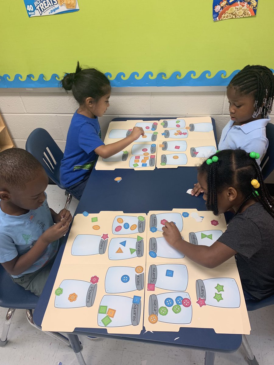tonyahilson's tweet image. My Pre-k students are doing a great job at sorting buttons in a jar....@nccsbethebest @LIVEOAKELEM @crew47 #buttonsortingcenter #filefoldergames #prekrocks