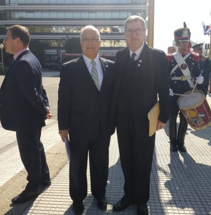 Valin Comex Lanus, El Proyecto Lanus Visión 2030, fue entregado al Sr. Embajador de los EEUU Dr. Edward Prado quien viene realizando una excelente gestión
También Valin acerco las salutaciones de Nestor Grindetti

Lanus Integrando al Mundo
Jefatura de Gabinete
Producción Lanus