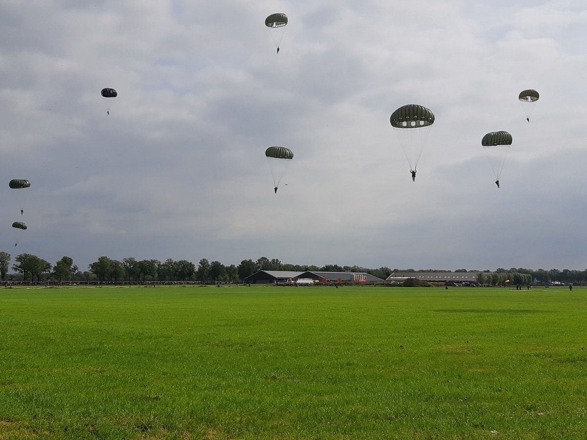 De eerste dropping heeft plaats gevonden. Het vliegtuig is retour vliegbasis #Eindhoven om 2 nieuwe groepen op te halen en te droppen. In totaal zullen er 3 x 2 groepen gedropt worden. #75jaarvrijheid #Koeveringsedijk #SintOedenrode