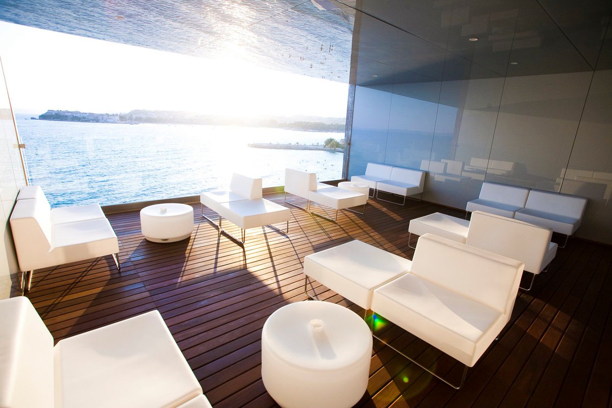 HotelSplit's tweet image. Whether you prefer reading a #book, or there is an appointed #meeting or you would just like to enjoy in colorful #September #sunsets- our #lobby is the place to be. 
#boutiquehotel #sunset #summer2019 #croatiafulloflife
