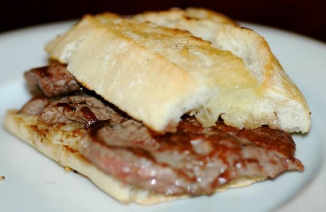 carnicaslabrana's tweet photo. Si hay un #bocata delicioso es el #pepitodeternera, fácil y de toda la vida (algunos dirían #viejuno 😉) los ingredientes los conocemos todos #filetedeternera #pan #aceite ... ¿le añadiriais alguna cosa mas? #bocatalovers #meat #food #carne https://t.co/yhDNPZ5Ykl