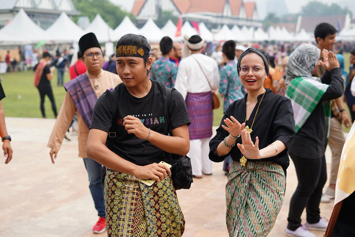 Orang datang dengan plus one