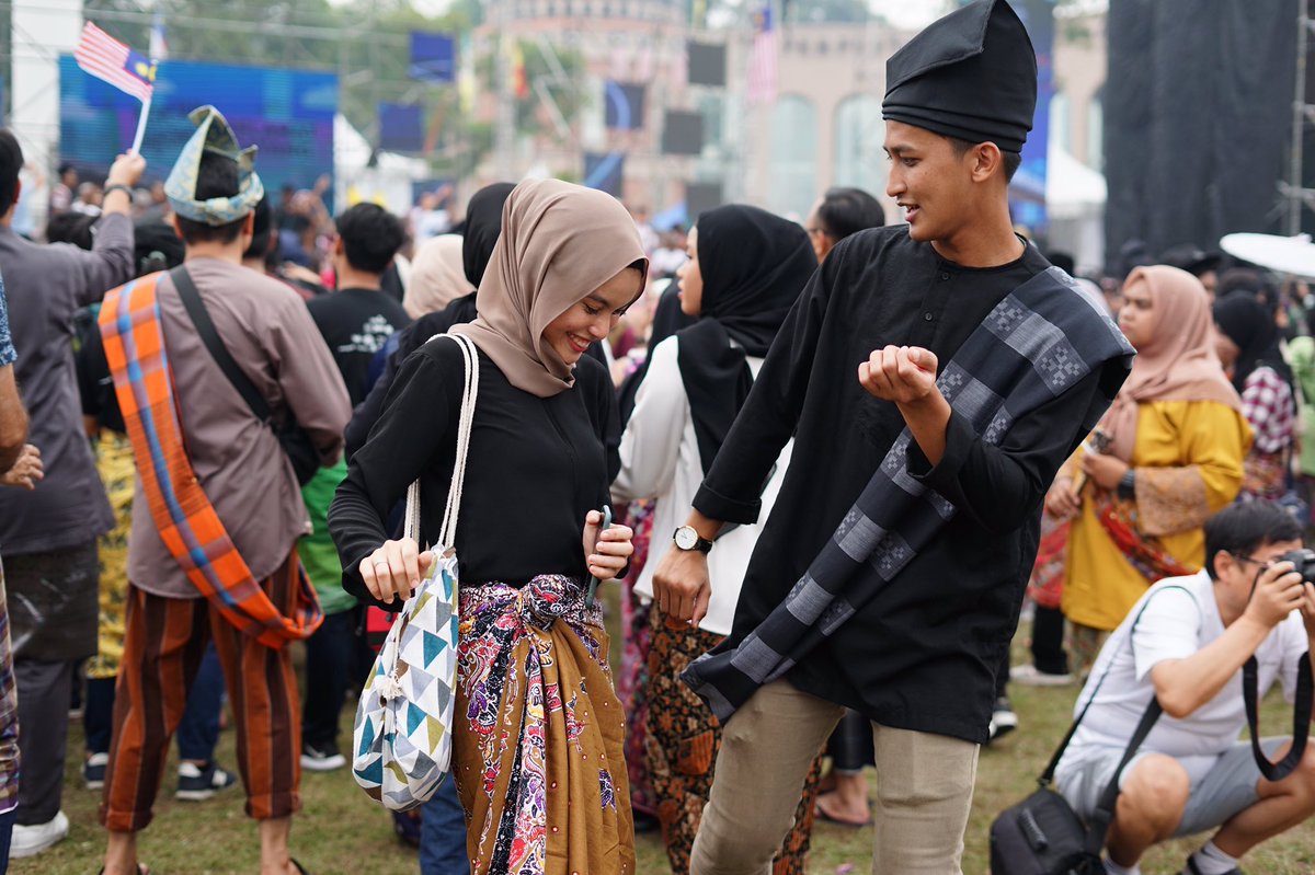 Orang datang dengan plus one