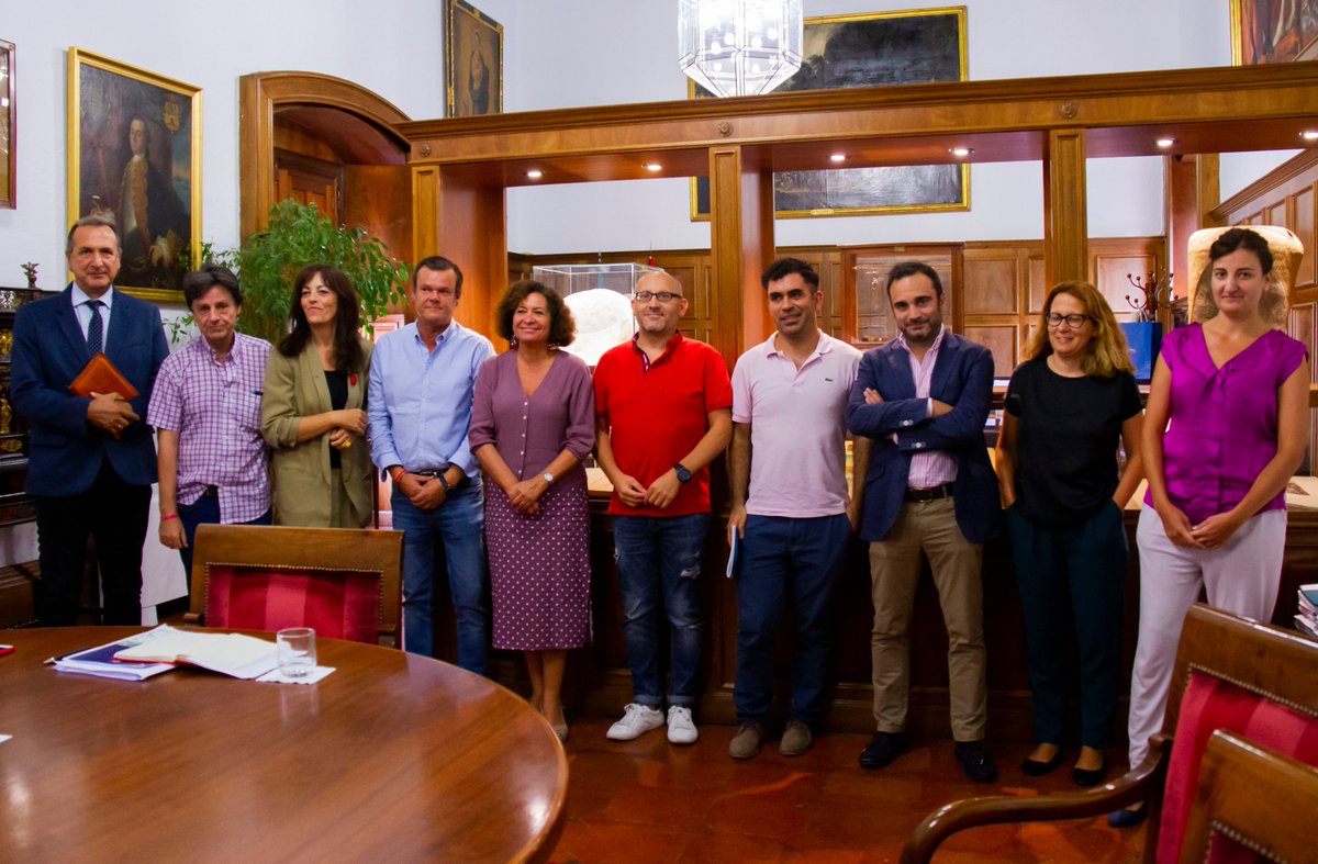 La rectora @PilarArandaUGR con motivo del nuevo curso académico ha celebrado un desayuno informativo con representantes de los medios de comunicación de Granada, en el que se han intercambiado ideas acerca de los objetivos y retos principales de la UGR.